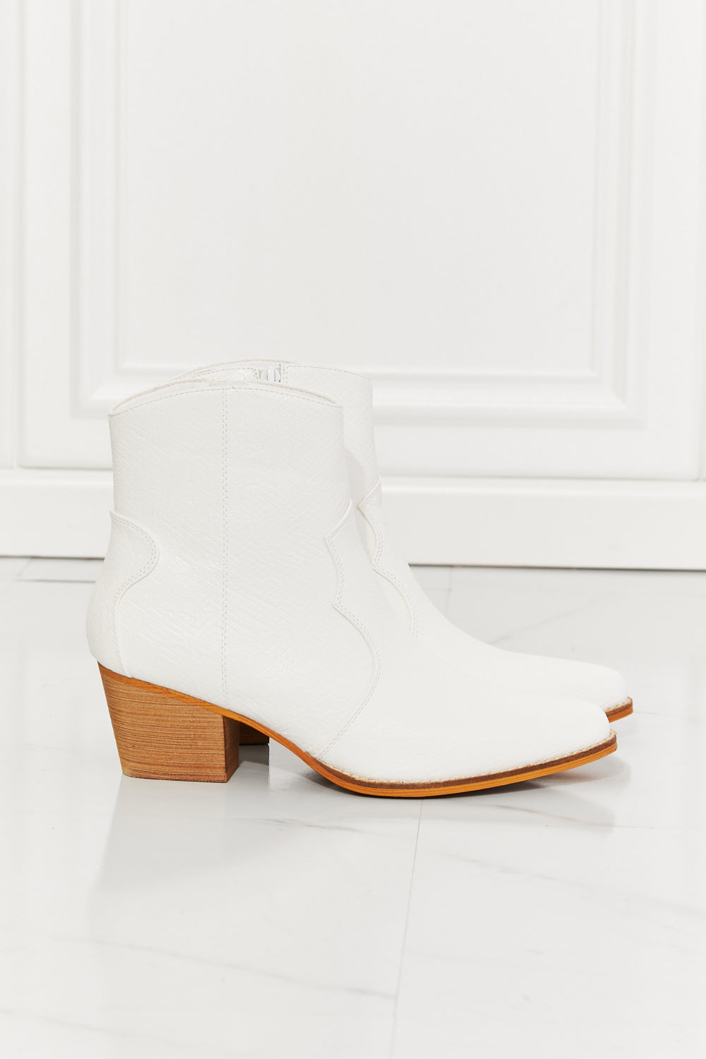 Botines Western de Cuero Sintético en Blanco Clásico - Zapatos Jazzy